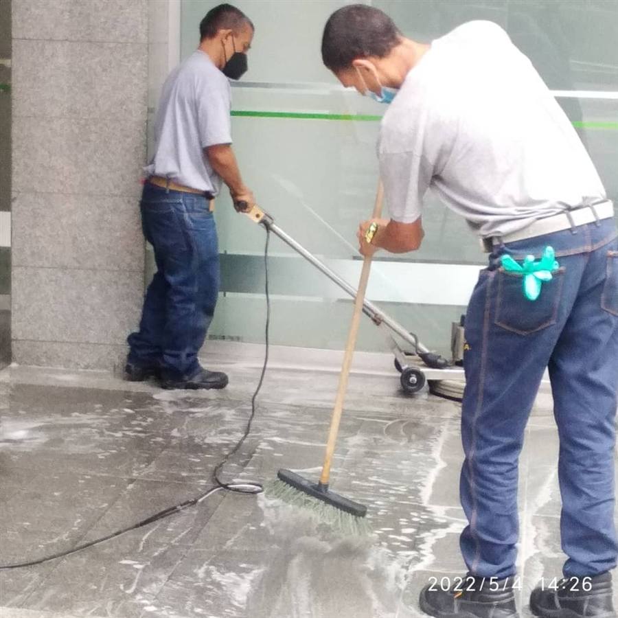 Limpieza profunda de pisos con máquina