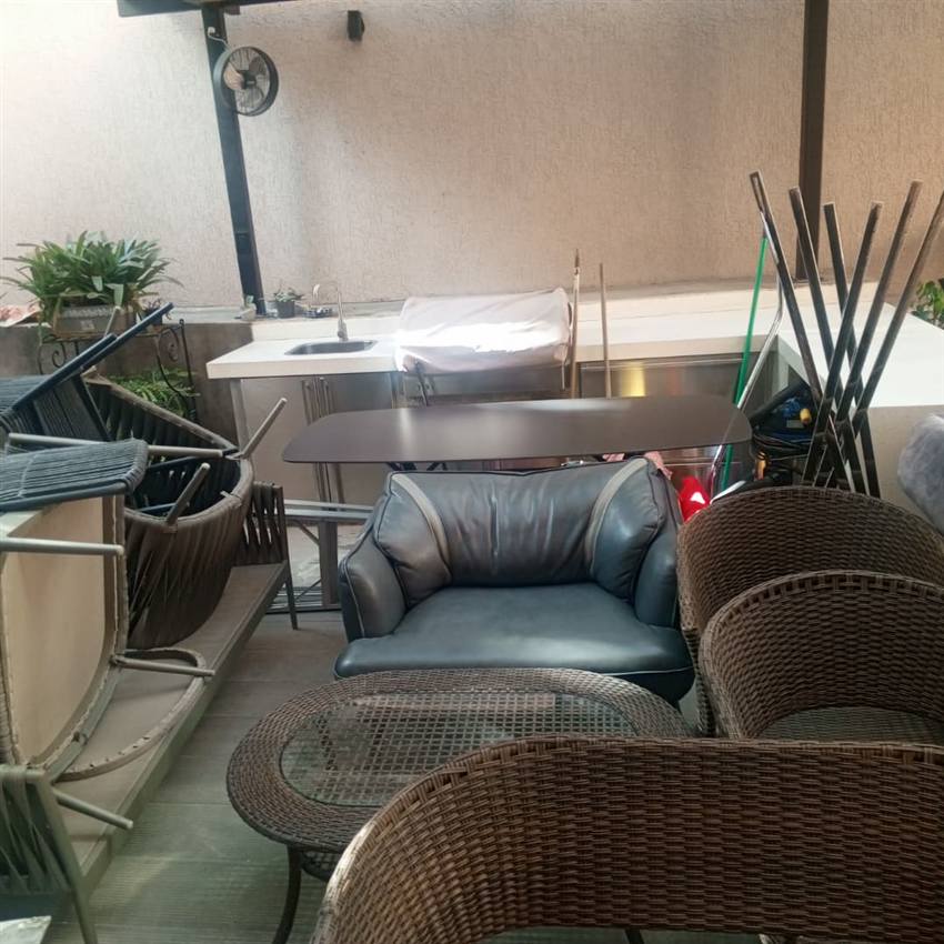 Limpieza post-obra en terraza con mobiliario