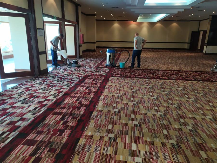 Mantenimiento de pisos en salón de eventos