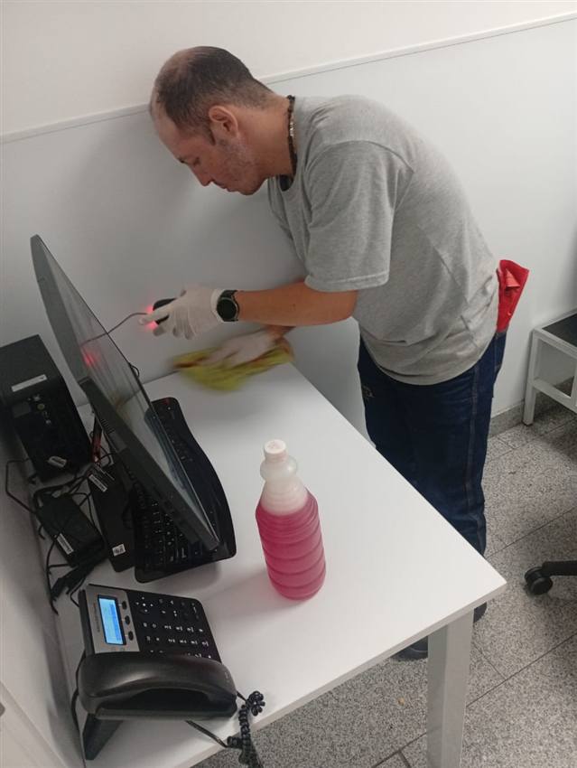 Limpieza y desinfección de puestos de trabajo en oficina